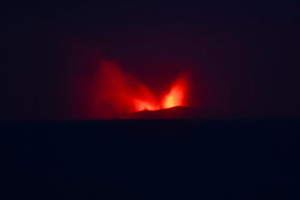 Mount Anak Krakatau volcano spews hot lava as seen from Pasauran village in Serang, Banten province, Indonesia, September 5, 2026. REUTERS/Rikardo   TPX IMAGES OF THE DAY
