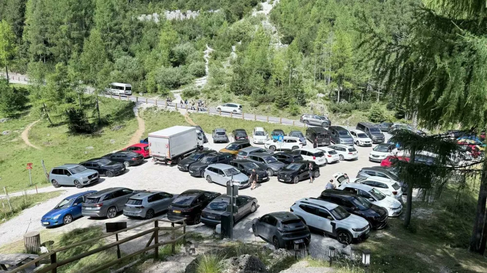 Parkiri&scaron;če vr&scaron;ič koča