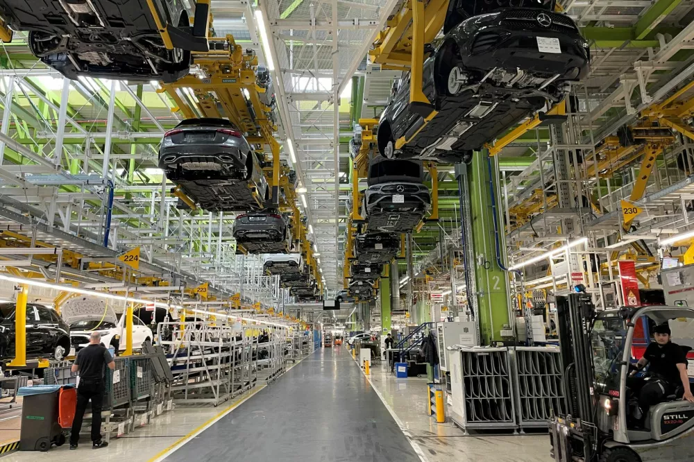 FILE PHOTO: A general view of production lines of German car manufacturer Mercedes-Benz at a factory, in Rastatt, Germany, June 4, 2025. REUTERS/Christoph Steitz/File Photo