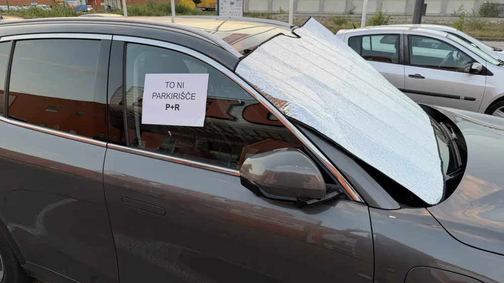 Parkirani avtomobili pred Obijem