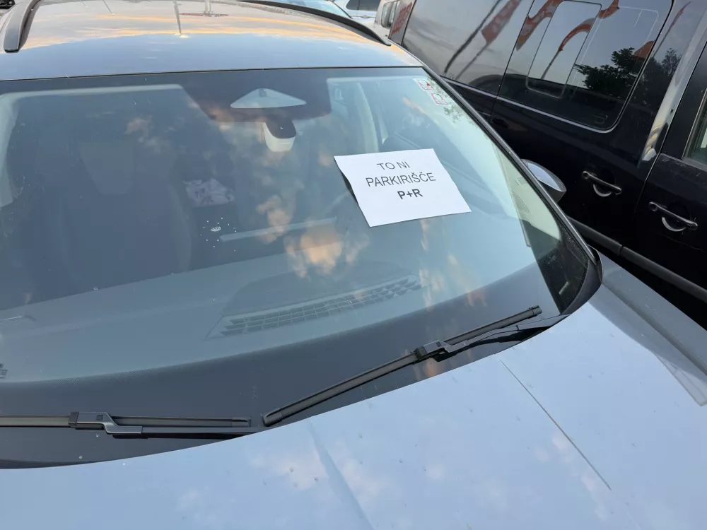 Parkirani avtomobili pred Obijem