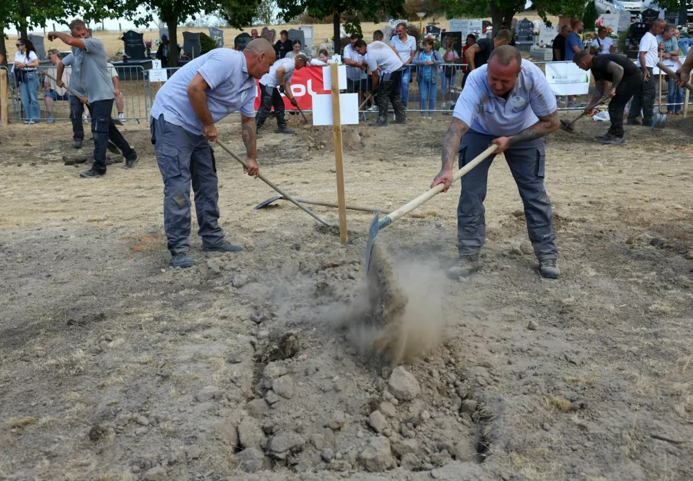 Gravediggers compete during a grave digging international championship in Nyergesujfalu, Hungary, September 5, 2026. REUTERS/Bernadett Szabo