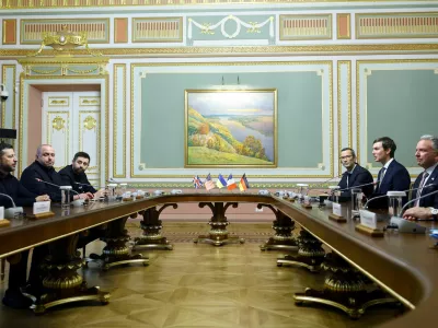 Ukraine's President Volodymyr Zelenskiy, Jared Kushner, U.S. President Donald Trump's son-in-law, and U.S. Special Envoy Steve Witkoff, representatives of Britain, France and Germany, attend a meeting, amid Russia's attack on Ukraine, in Kyiv, Ukraine, September 6, 2026. REUTERS/Valentyn Ogirenko