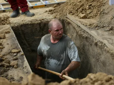 A gravedigger competes during a grave digging international championship in Nyergesujfalu, Hungary, September 5, 2026. REUTERS/Bernadett Szabo