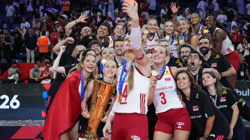 Turkey's Eda Erdem Dundar takes a selfie with her team and the trophy after winning the Women's Euro final volleyball match between Italy and Turkey in Istanbul, Sunday, Sept. 6, 2026. (AP Photo/Emrah Gurel)