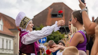 Od gledalcev do obrazov povorke: Sandra in Miha tradicijo živita tudi doma
