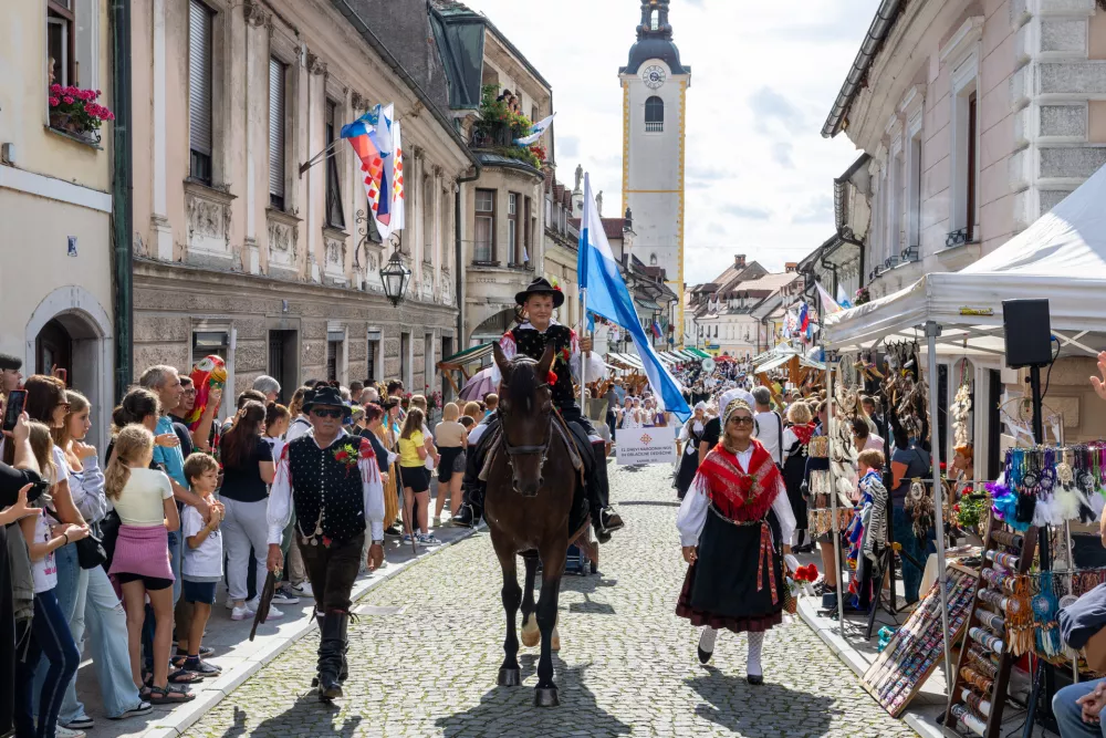 Od gledalcev do obrazov povorke: Sandra in Miha tradicijo živita tudi doma