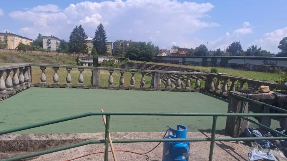 Na starem stadionu začasno prenovili streho