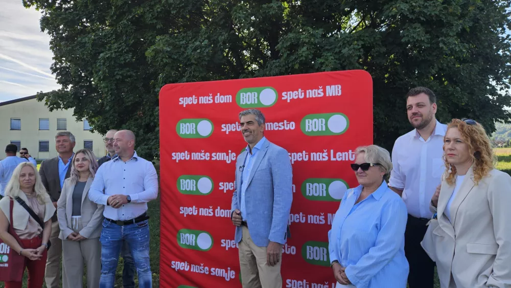 Maribor.Neodvisni kandidat za zupana Mestne obcine Maribor Bor Greiner z ekipo.