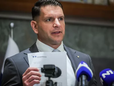 Ljubljana, DZ.Izredna seja DZ, na kateri so obravnavali zahtevo Specializiranega drzavnega tozilstva za odlocitev o dovoljenju za zacetek kazenskega postopka zoper poslanca Svobode Roberta Goloba v zadevi Bobnar.Izjava za medije predsednika DZ Zorana Stevanovica.