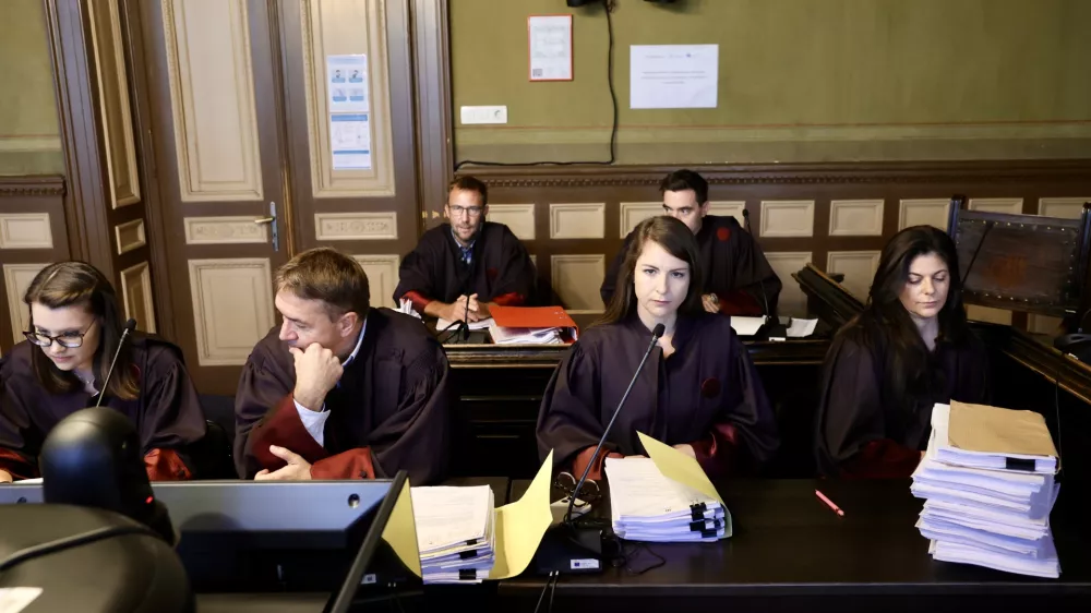 Na&scaron;li za 1,5 milijona evrov sumljivega premoženja: drage ure in kupi gotovine v sefih