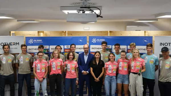 - Podpis sponzorske pogodbe maed Smučarsko zvezo in podjetjem Inotherm d.o.o.- Luka Steiner,- Nina &Scaron;enk Kosem, direktorica podjetja Inotherm d.o.o.- 07.09.2026. - Tiskovna konferenca smučarjev in smučark skakalk pred začetkom sezone v smučarskih skokih in poletih.