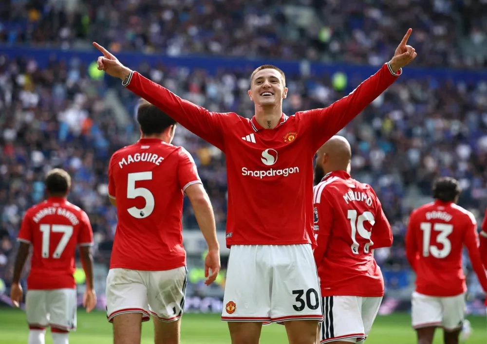 Soccer Football - Premier League - Everton v Manchester United - Hill Dickinson Stadium, Liverpool, Britain - September 6, 2026 Manchester United's Benjamin Sesko celebrates scoring their second goal REUTERS/Phil Noble EDITORIAL USE ONLY. NO USE WITH UNAUTHORIZED AUDIO, VIDEO, DATA, FIXTURE LISTS, CLUB/LEAGUE LOGOS OR 'LIVE' SERVICES. ONLINE IN-MATCH USE LIMITED TO 120 IMAGES, NO VIDEO EMULATION. NO USE IN BETTING, GAMES OR SINGLE CLUB/LEAGUE/PLAYER PUBLICATIONS. PLEASE CONTACT YOUR ACCOUNT REPRESENTATIVE FOR FURTHER DETAILS..
