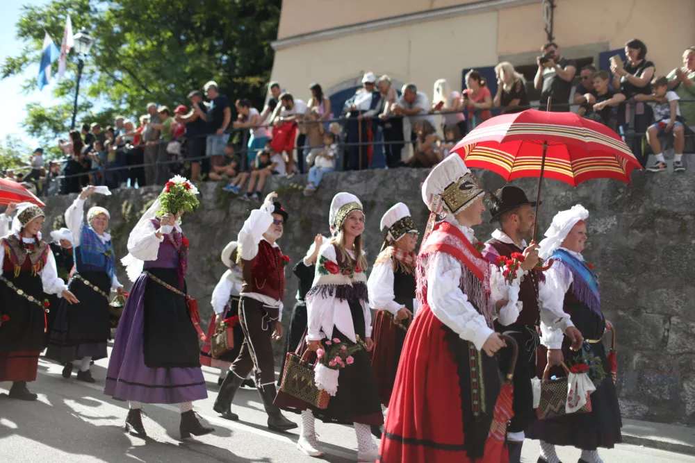- skupina iz Kamnika- narodne no&scaron;e &ndash; - 12.09.2022 &ndash; Kamnik - 50. Festival Dnevi narodnih no&scaron; in oblačilne dedi&scaron;čine 2022 &ndash; //FOTO. Bojan Velikonja