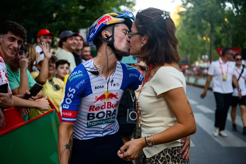 Spanija, Granada.Zakljucek tritedenske kolesarske dirke po Spaniji.Slovenski kolesar Primoz Roglic in zena Lora.