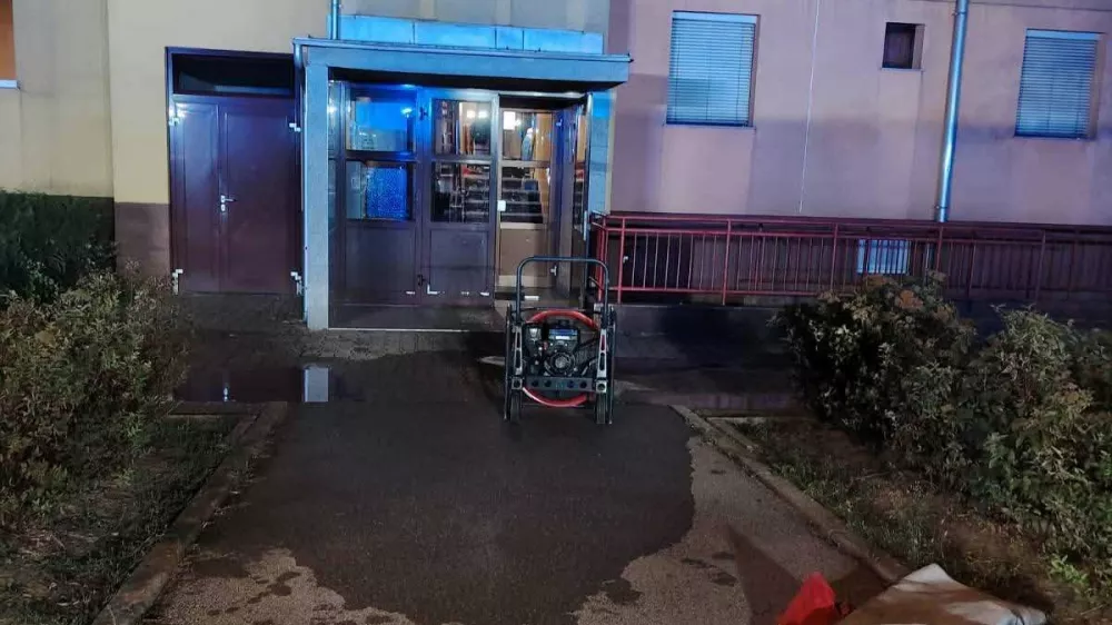 Gasilci so pogasili požar. 