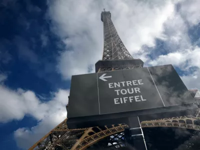 A sign indicates the entrance of the Eiffel Tower, the opening of which has been delayed for "operational reasons" in Paris, France, September 7, 2026. REUTERS/Sarah Meyssonnier