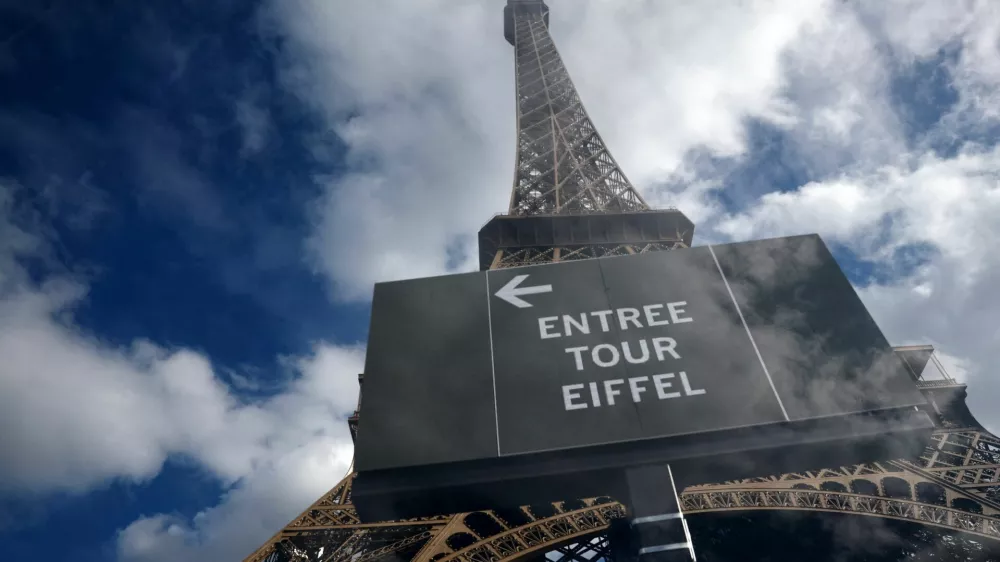 A sign indicates the entrance of the Eiffel Tower, the opening of which has been delayed for "operational reasons" in Paris, France, September 7, 2026. REUTERS/Sarah Meyssonnier