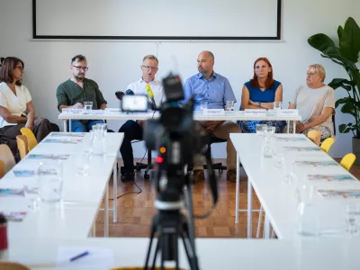 Ljubljana, Zveza potrosnikov Slovenije.Skupna novinarska konferenca Zveze potrosnikov Slovenije, Zdruzenja Frank in odvetnikov z naslovom Krediti v CHF: kdaj, zakaj in kako lahko morebitni oskodovanci se vlozijo tozbo?