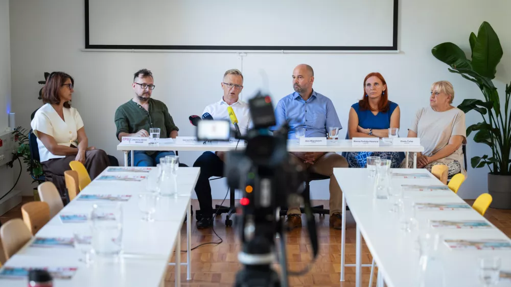 Ljubljana, Zveza potrosnikov Slovenije.Skupna novinarska konferenca Zveze potrosnikov Slovenije, Zdruzenja Frank in odvetnikov z naslovom Krediti v CHF: kdaj, zakaj in kako lahko morebitni oskodovanci se vlozijo tozbo?