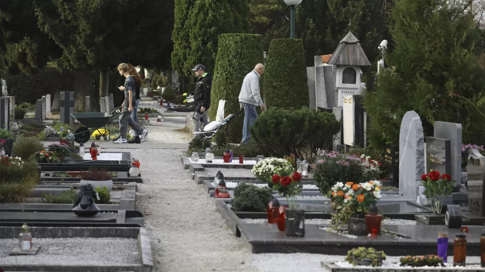 28.10.2024 - pokopali&scaron;če Žale - urejanje grobov pred praznikom dan mrtvih - prodaja cvetjaFOTO: LUKA CJUHA