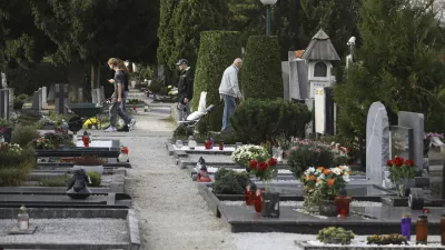 28.10.2024 - pokopali&scaron;če Žale - urejanje grobov pred praznikom dan mrtvih - prodaja cvetjaFOTO: LUKA CJUHA