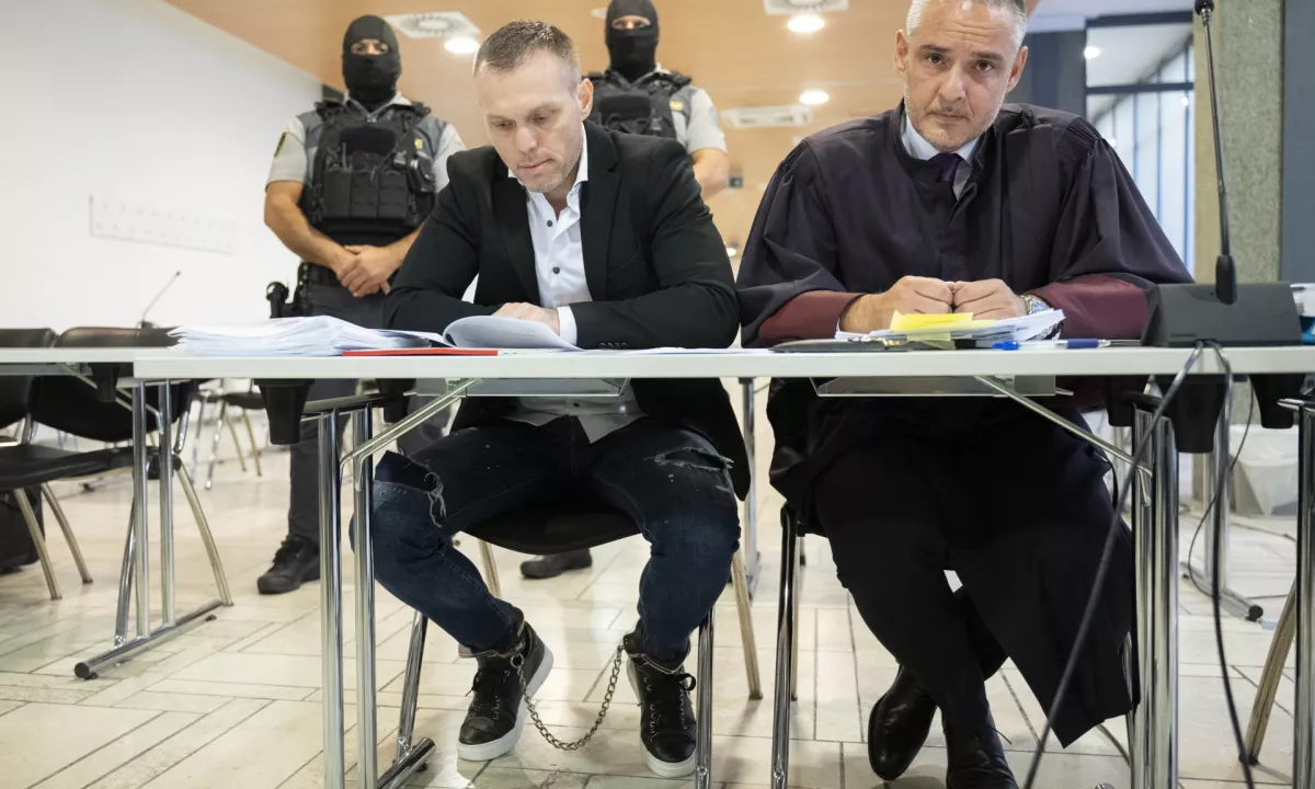 Priprt zaradi suma umora naj bi bil izza rešetk vodil mednarodne posle z orožjem in drogo