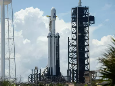 A SpaceX Falcon Heavy rocket is prepared for launch with NASA's Nancy Grace Roman Space Telescope aboard at the Kennedy Space Center in Cape Canaveral, Florida, U.S., August 29, 2026.  REUTERS/Joe Skipper / Foto: Joe Skipper