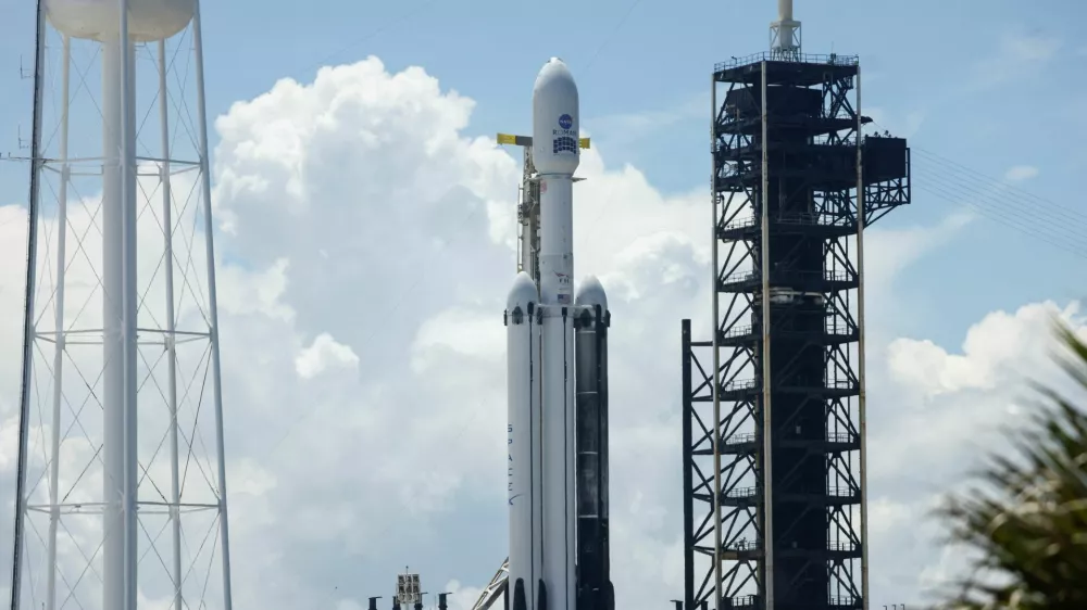 A SpaceX Falcon Heavy rocket is prepared for launch with NASA's Nancy Grace Roman Space Telescope aboard at the Kennedy Space Center in Cape Canaveral, Florida, U.S., August 29, 2026.  REUTERS/Joe Skipper / Foto: Joe Skipper