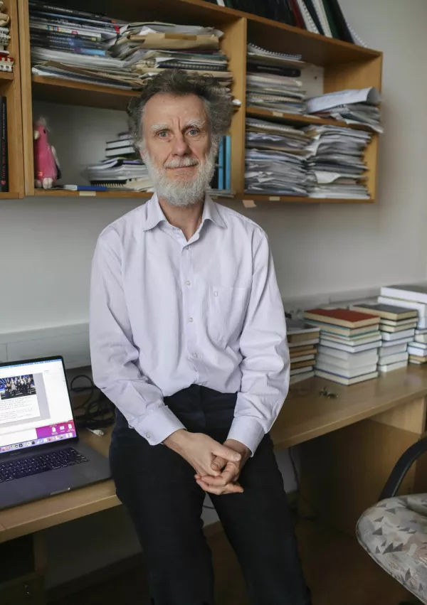 - 21.12.2022 &ndash; prof.dr. Tomaž Zwitter, astronom - profesor astronomije, astrofizike in kozmologije na Fakulteti za matematiko in fiziko, kjer predava predmeta Astronomska opazovanja in Astronomska spektroskopija.  //FOTO: Jaka Gasar / Foto: Jaka Gasar