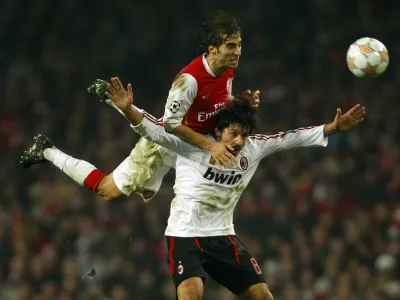 Arsenal's Mathieu Flamini (top) challenges AC Milan's Gennaro Gattuso during their Champions League first knockout round, first leg soccer match at the Emirates stadium in London February 20, 2008. REUTERS/Dylan Martinez   (BRITAIN) / Foto: Dylan Martinez