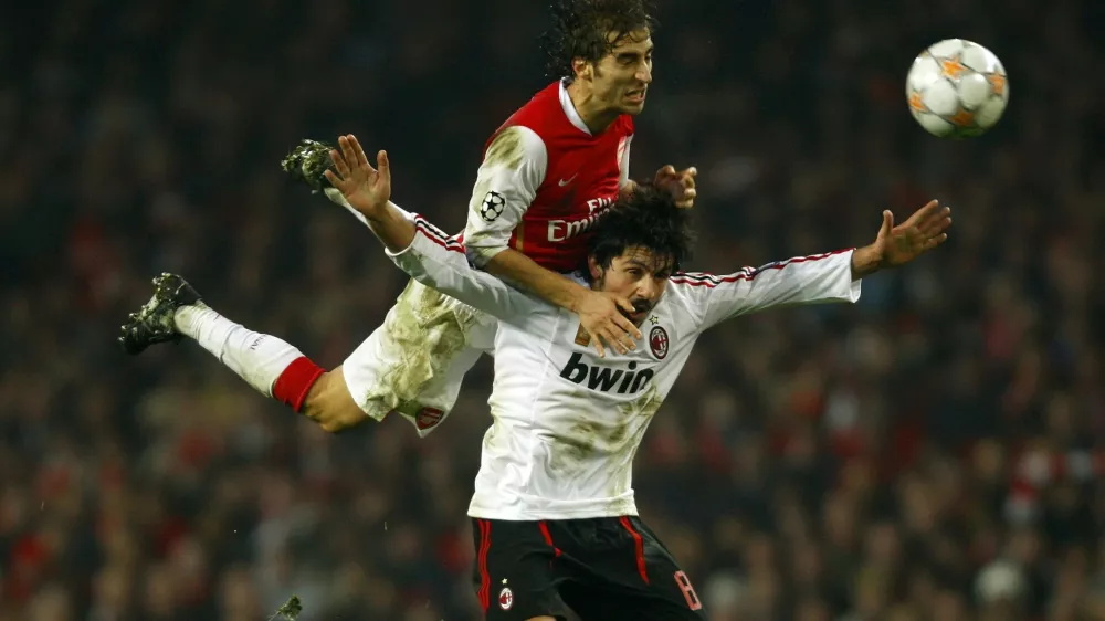 Arsenal's Mathieu Flamini (top) challenges AC Milan's Gennaro Gattuso during their Champions League first knockout round, first leg soccer match at the Emirates stadium in London February 20, 2008. REUTERS/Dylan Martinez   (BRITAIN) / Foto: Dylan Martinez