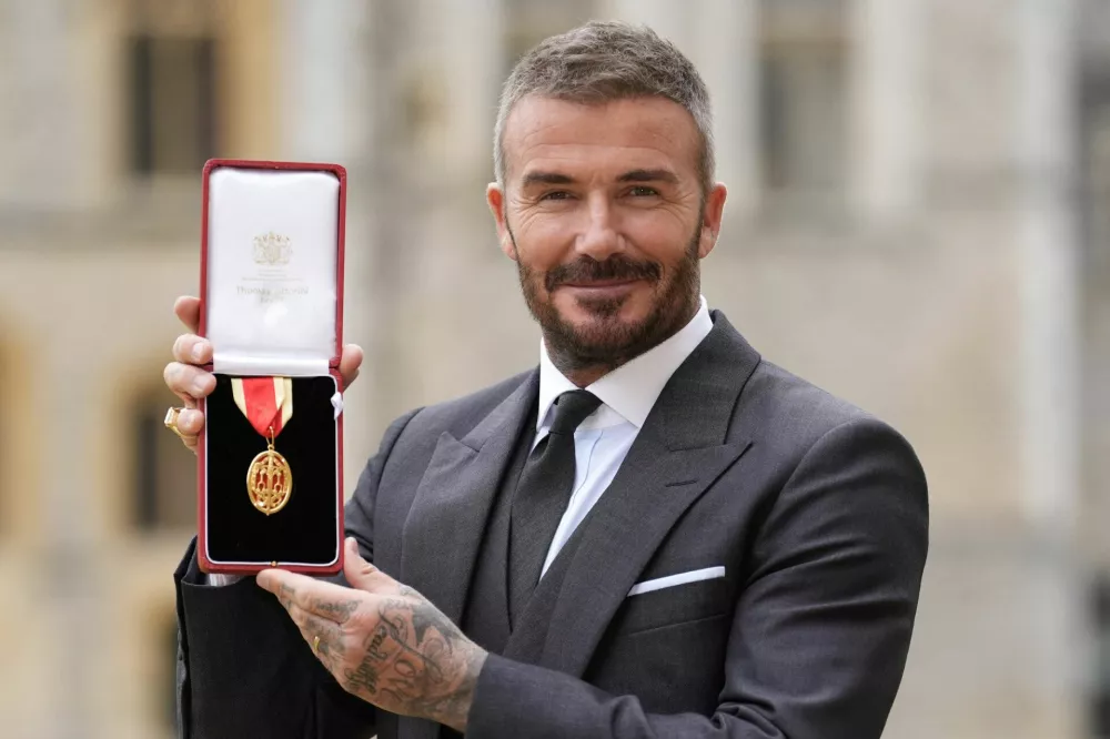 Sir David Beckham stands after he was made a Knight Bachelor at an investiture ceremony at Windsor Castle, Berkshire. November 4, 2025. Andrew Matthews/Pool via REUTERS / Foto: Andrew Matthews