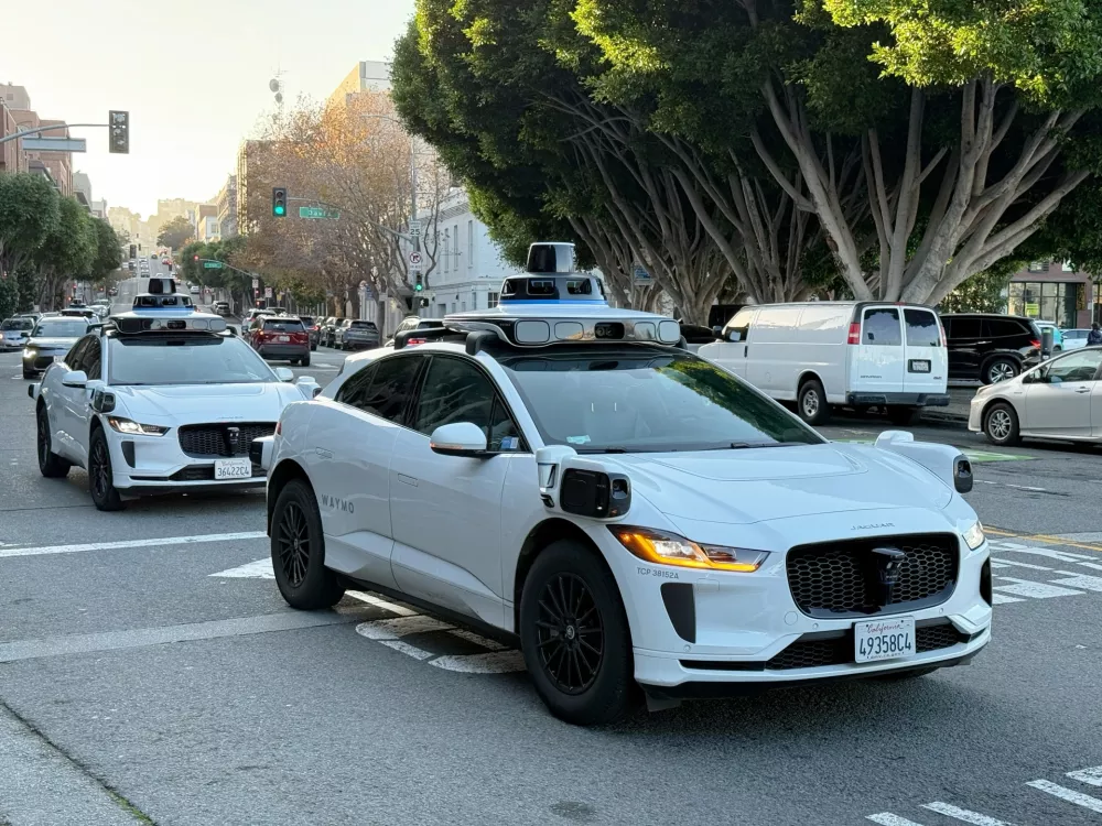 Če boste natančno pogledali, boste videli, da za volanom dveh samovozečih taksijev ni voznika. Tak&scaron;ni se po San Franciscu v Kaliforniji v ZDA vozijo že od leta 2023. / Foto: Istock