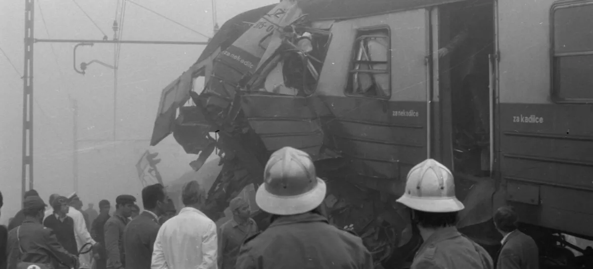 Trčenje vlakov na železni&scaron;ki postaji Preserje, 20. 9. 1976 / Foto: Marjan Ciglič/hrani Muzej Novej&scaron;e Zgodovine Slovenije
