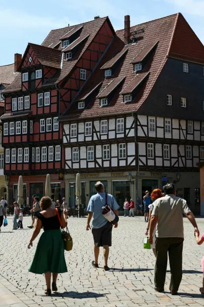 FILE PHOTO: A general view of the historical central plaza with its historic half-timbered construction in Quedlinburg, Saxony-Anhalt, Germany, August 4, 2026. Studies suggest the AfD's rise is fuelled by a lingering sense of economic disadvantage, 36 years after East and West Germany united, and of neglect by a political establishment still largely rooted in the West. REUTERS/Lisi Niesner/File Photo / Foto: Lisi Niesner