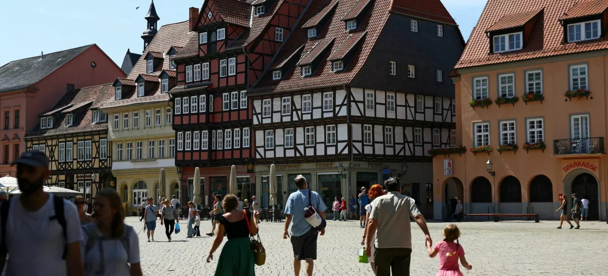 FILE PHOTO: A general view of the historical central plaza with its historic half-timbered construction in Quedlinburg, Saxony-Anhalt, Germany, August 4, 2026. Studies suggest the AfD's rise is fuelled by a lingering sense of economic disadvantage, 36 years after East and West Germany united, and of neglect by a political establishment still largely rooted in the West. REUTERS/Lisi Niesner/File Photo / Foto: Lisi Niesner