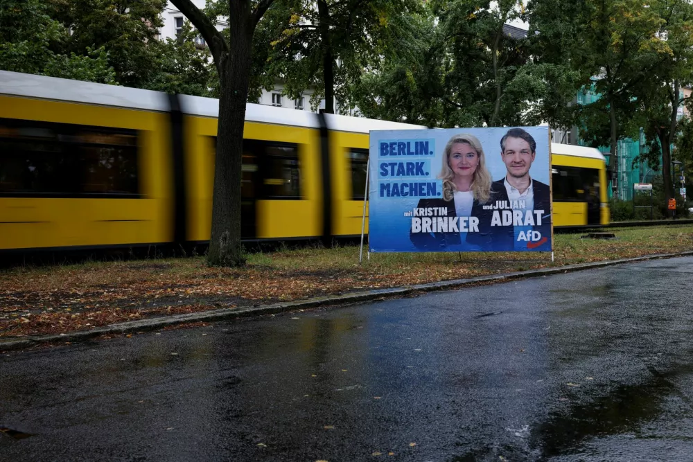 A campaign poster of Kristin Brinker and Julian Adrat, candidates of the far-right Alternative for Germany (AfD), ahead of the Berlin state elections, in Berlin, Germany, September 16, 2026. REUTERS/Liesa Johannssen / Foto: Liesa Johannssen