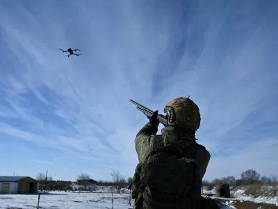 FILE PHOTO: A Russian serviceman of a separate engineering unit of the Southern Military District aims at a drone while undergoing an intensive combat training course to improve skills in setting up barriers, clearing terrain of mines and crossing water obstacles, amid the Russia-Ukraine conflict at a firing range in the Rostov region, Russia, January 19, 2026. REUTERS/Sergey Pivovarov/File Photo