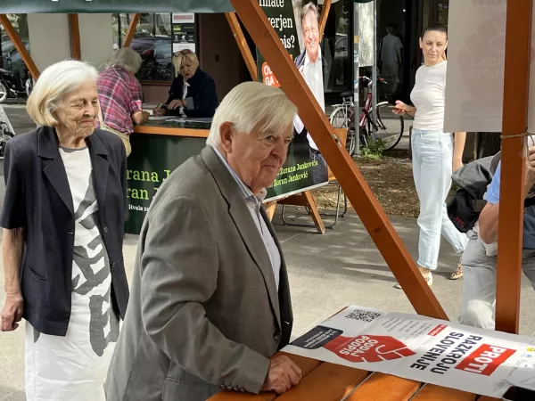 Ljubljana, pred upravno enoto na Linhartovi cesti.Oddaja podpisa za razpis referenduma o ZIURS prvega predsednika Slovenije Milana Kucana.