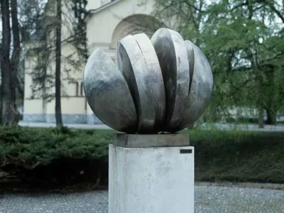 Franceta Rotarja Razrezana krogla IV pred Moderno galerijo