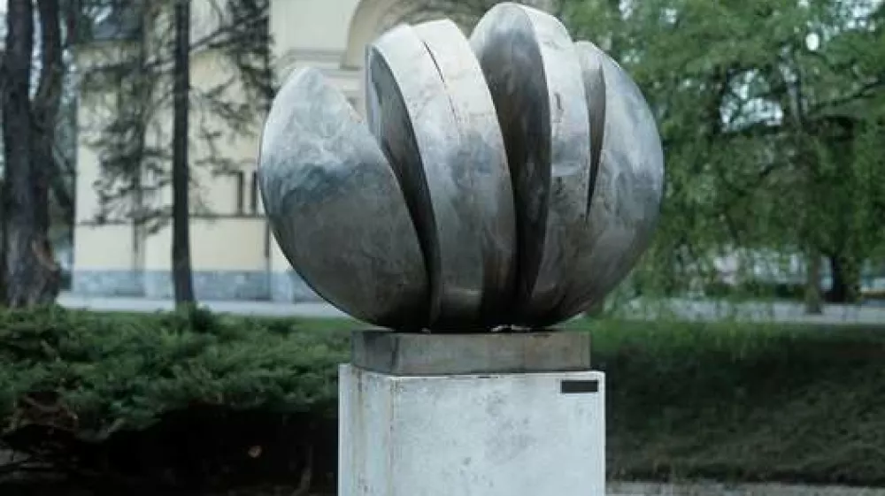 Franceta Rotarja Razrezana krogla IV pred Moderno galerijo