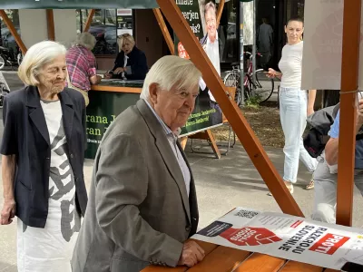 Ljubljana, pred upravno enoto na Linhartovi cesti.Oddaja podpisa za razpis referenduma o ZIURS prvega predsednika Slovenije Milana Kucana.