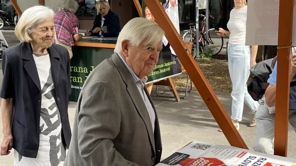 Ljubljana, pred upravno enoto na Linhartovi cesti.Oddaja podpisa za razpis referenduma o ZIURS prvega predsednika Slovenije Milana Kucana.