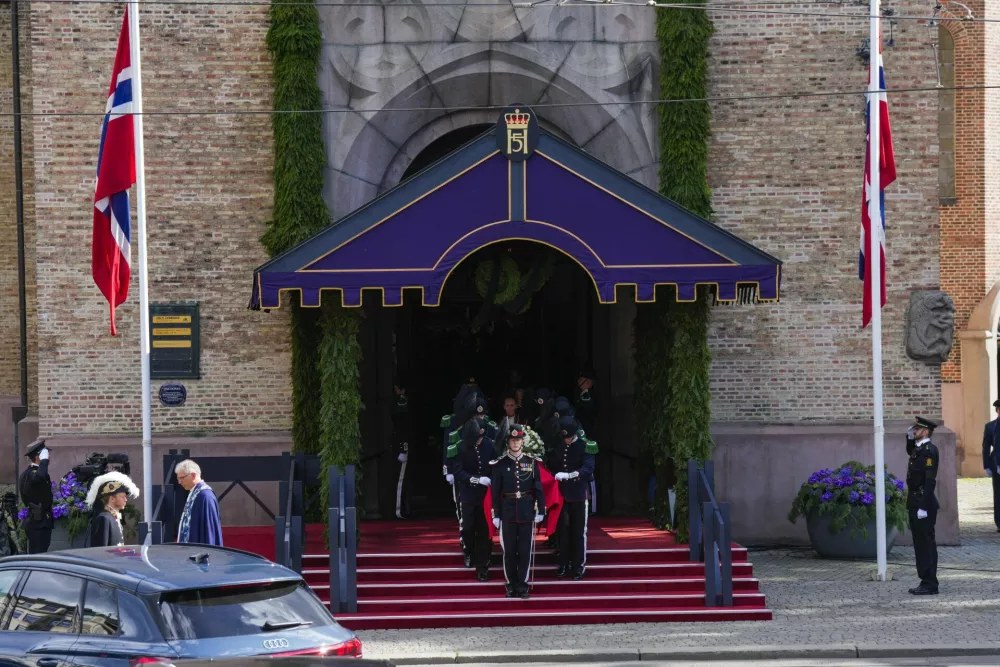The funeral procession with Norway's King Harald's coffin leaves Oslo Cathedral as it proceeds towards Akershus Fortress on the day of his funeral, in Oslo, Norway, September 9, 2026. NTB/Heiko Junge via REUTERS  ATTENTION EDITORS - THIS IMAGE WAS PROVIDED BY A THIRD PARTY. NORWAY OUT. NO COMMERCIAL OR EDITORIAL SALES IN NORWAY.