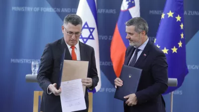 Veselje diplomatov in protesti civilne družbe ob odprtju veleposlaništva