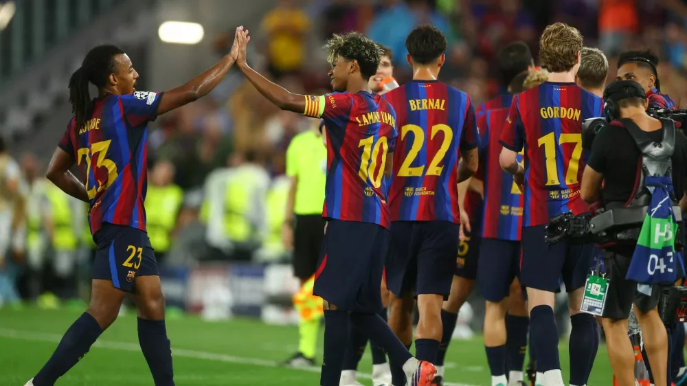 Soccer Football - UEFA Champions League - FC Barcelona v Feyenoord - Spotify Camp Nou, Barcelona, Spain - September 9, 2026 FC Barcelona's Lamine Yamal celebrates scoring their fourth goal with Jules Kounde REUTERS/Albert Gea