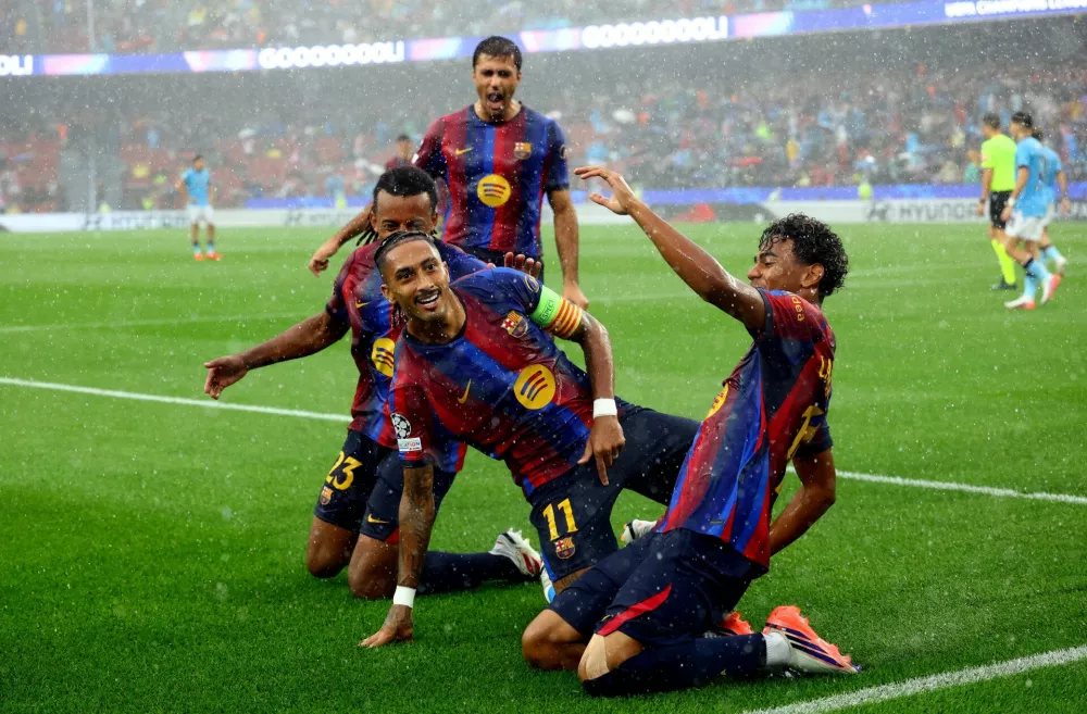 Soccer Football - UEFA Champions League - FC Barcelona v Feyenoord - Spotify Camp Nou, Barcelona, Spain - September 9, 2026 FC Barcelona's Raphinha celebrates scoring their first goal with teammates REUTERS/Albert Gea