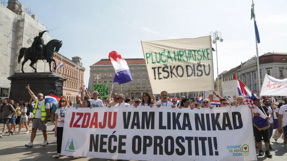 33.000 ton nevarnih odpadkov in ultimat državljanov za Plenkovića