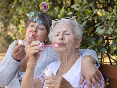 Vedno je dobro v sebi imeti tudi delček tistega, kar nas naredi mlade. / Foto: Istock